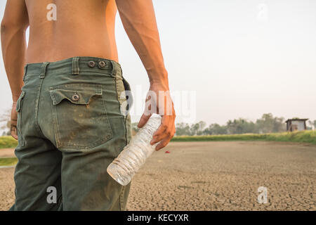 Wasserkrise, Rissige Erde in der Nähe von Trocknen wasser. Stockfoto