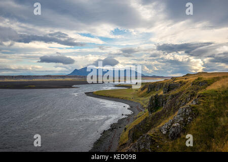 Der Blick auf die wunderschöne Naturlandschaft Islands während der Fahrt um die Insel. Stockfoto