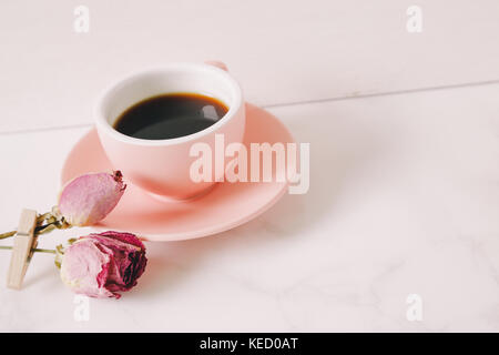 Kaffee und Rosa trocken Rose auf Tabelle Stockfoto