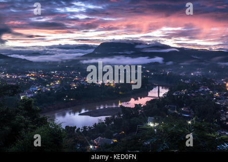 Sun Anfang über Luang Prabang steigen, nordlaos. Stockfoto