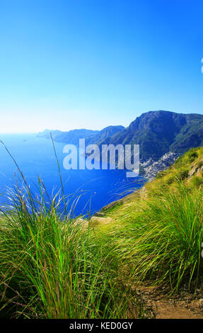 Küste von Amalfi, Positano, Halbinsel von Sorrento, Kampanien, Italien. Blick vom Pfad der Götter, Sentiero degli Dei. Stockfoto