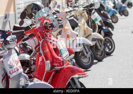 Cassano Magnago, Italien - 8. Oktober 2017: Vespa Roller Reihe aufgereiht Stockfoto