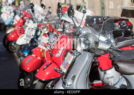 Cassano Magnago, Italien - 8. Oktober 2017: Vespa Roller Reihe aufgereiht Stockfoto