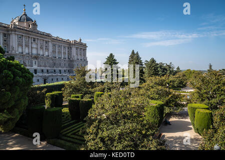 Madrid, Spanien - 15. Oktober 2017: Sabatini Gärten und den Königlichen Palast von Madrid. Die Sabatini Gärten sind Teil des Royal Palace in Madrid, Spanien. Stockfoto