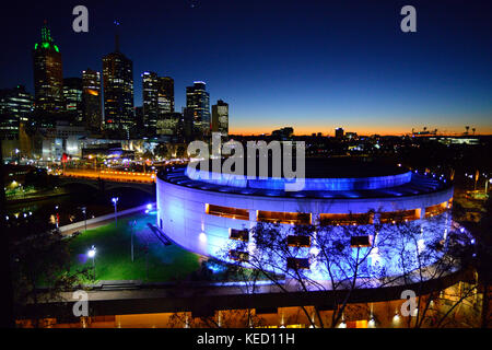 Blick auf die Skyline von Melbourne bei Sonnenaufgang inc Hamer Hall, Federation Square, Princes St Bridge und das MCG mit markanten lila Beleuchtung bei Sonnenaufgang. Stockfoto