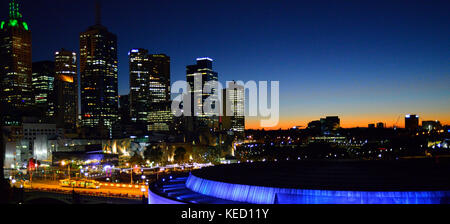 Blick auf die Skyline von Melbourne bei Sonnenaufgang inc Hamer Hall, Federation Square, Princes St Bridge und das MCG mit markanten lila Beleuchtung bei Sonnenaufgang. Stockfoto