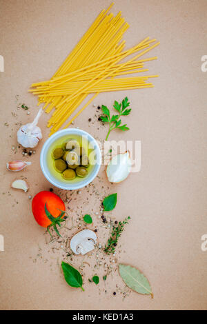 Italienisches Essen Konzept Nudeln mit Gemüse Olivenöl aromatisiert mit Gewürzen Kräuter Rosmarin, Thymian, Petersilie und champignon Pilze mit braunen Hinterg Stockfoto