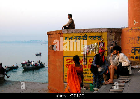 Tharu sind die Stamm, in den Wäldern der Ausläufer des Himalaja in Indien und Nepal leben. Dieses Bild wurde in einem Dorf von palia in u gemacht. s., Indien. Stockfoto