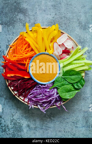 Rainbow Salat mit Satay Sauce Stockfoto