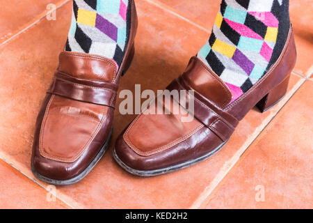 Frau setzen auf Schuhe zu ihm Vintage mit Farben Socken Stockfoto