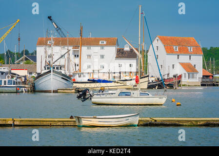 Woodbridge, Suffolk, Hafen, Boote auf dem Fluss Deben bei Woodbridge, Suffolk, mit historischen Tide Mill Museum Gebäude im Hintergrund, UK. Stockfoto