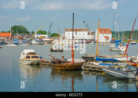 Woodbridge Suffolk River, Blick im Sommer auf Boote, die an einem Kai am Fluss Deben in Woodbridge Harbour, Suffolk, Großbritannien, festgemacht sind Stockfoto