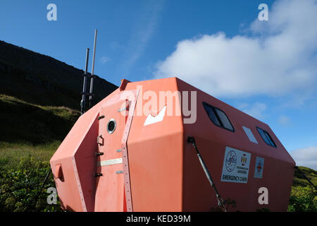 Helles orange Rettungsdienst Tierheim Hütte in remote in hornvik Bay, hornstrandir Nature Reserve, westfjorde, North Island Stockfoto