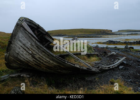 Altes Schiffswrack an der Küste mit verfallendem Holz auf der abgelegenen Insel Flatey in Island Stockfoto