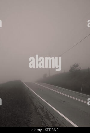 Eine neblige ländlichen Land Straße am Tag Pause Stockfoto