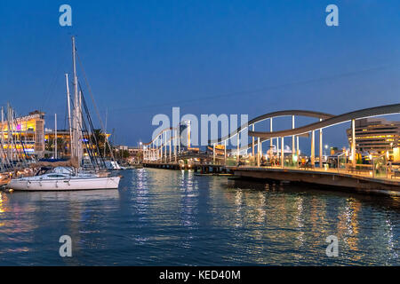 Die Rambla de Mar ist ein Gang über das Wasser, die natürliche Fortsetzung der Ramblas in Barcelona, Spanien. Stockfoto