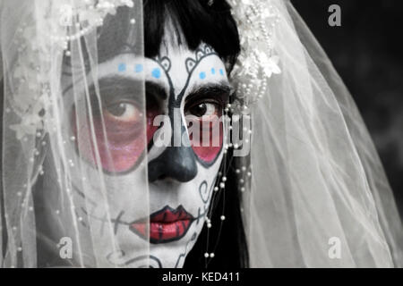 Nahaufnahme einer Braut mit einer mexikanischen calaveras Make-up, das Tragen von Diadem und Schleier Stockfoto