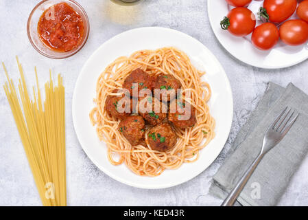 Frikadellen und Spaghetti auf dem Teller über Stein Hintergrund, Ansicht von oben Stockfoto