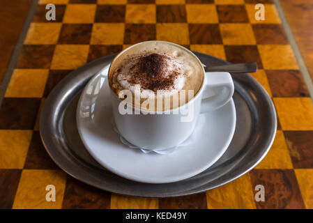 Cappuccino auf Tabelle mit Schachbrettmuster, Bamberg, Oberfranken, Bayern, Deutschland Stockfoto