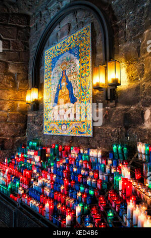 Votivkerzen zu einer Ikone der Abtei Santa Maria de Montserrat, Monistrol de Montserrat, Katalonien, Spanien. Stockfoto