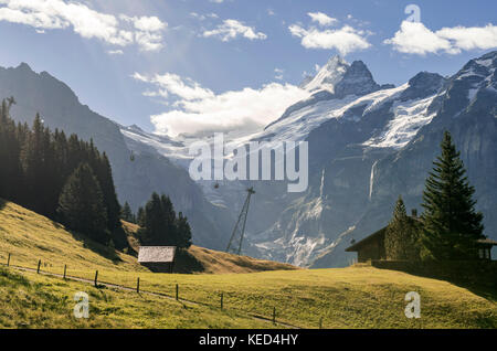 Blick vom Wanderweg zum Bachalpsee, Bergbahn nach Grindelwald zunächst schneebedeckte Eiger-Nordwand am Rücken, Eiger Stockfoto