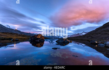 Nachtansicht, Sternenhimmel, schneebedeckten Matterhorns in den sellisee, Wallis, Schweiz Stockfoto