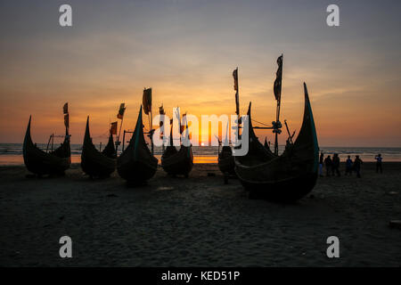 Sonnenuntergang auf der teknaf Meer Strand in teknaf in Cox's Bazar. Bangladesch Stockfoto