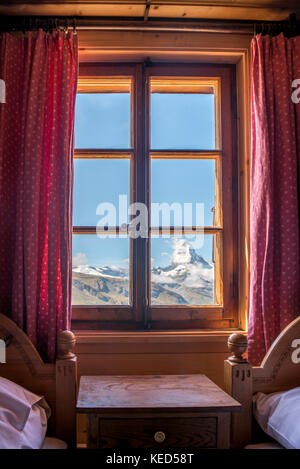 Blick aus dem Fenster auf schneebedeckten Matterhorn, fluhalp Mountain Lodge, Wallis, Schweiz Stockfoto