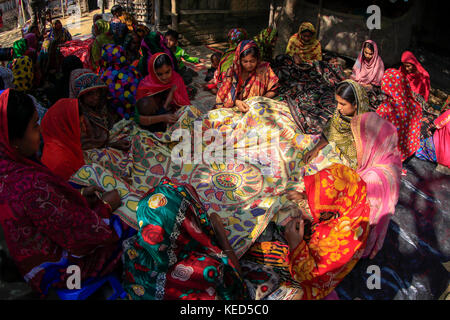 Frauen in ländlichen Gebieten machen Kantha nakshi, eine Art bestickte Quilt in einem Dorf in jessore. Bangladesch. Stockfoto