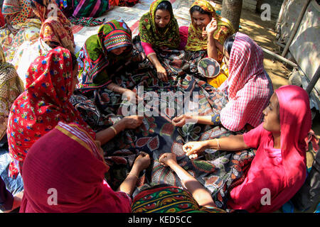 Frauen in ländlichen Gebieten machen Kantha nakshi, eine Art bestickte Quilt in einem Dorf in jessore. Bangladesch. Stockfoto