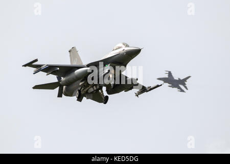 LEEUWARDEN, NIEDERLANDE - 5. April 2017: Royal Netherlands Air Force F-16 Kampfflugzeuge landen während der NATO-Übung Frisian Flag. Stockfoto