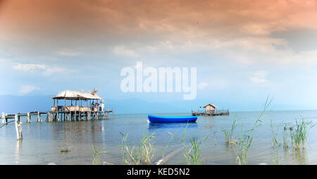 Pier, Boote und Schlauchboote auf großen prespa See in Mazedonien, Stockfoto