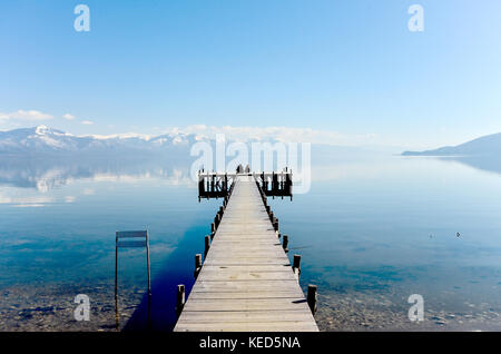 Pivture einer Romanze auf einem Pier des Lake Prespa, Mazedonien Stockfoto