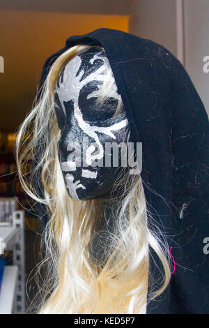 Stroh, Bildnis, Kopf, Gesicht, Augen, Stroh Bildnis von Lesley Street Einzelhändler, als sie sich bereit für ein Halloween-Stadt-Event mit gruseligen Figuren schmücken die Schaufenster und Bürgersteig. Southport, Merseyside, Großbritannien Stockfoto