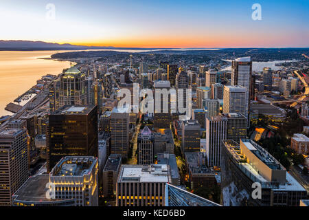 Die Skyline der Innenstadt bei Sonnenuntergang, Seattle, Washington, USA Stockfoto