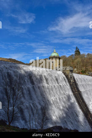 Der Pen-y-garreg Damm zwischen Craig goch Behälter und penygarreg Reservoir in der Elan Valley, Wales. Stockfoto