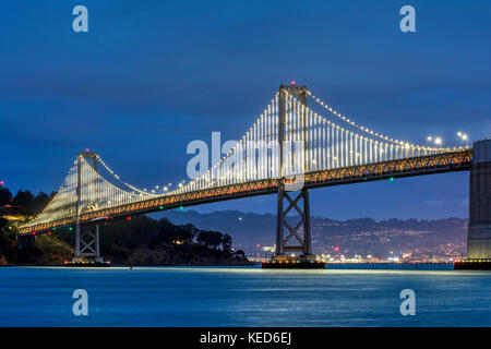 Nacht Blick auf den westlichen Teil der San Francisco-Oakland Bay Bridge, San Francisco, Kalifornien, USA Stockfoto