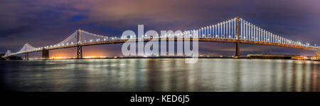 Panoramablick auf die Nacht Blick auf den westlichen Teil der San Francisco-Oakland Bay Bridge, San Francisco, Kalifornien, USA Stockfoto