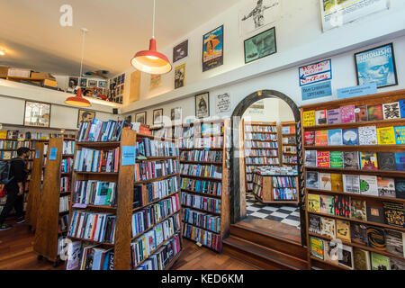Innenansicht der historischen City Lights Bookstore, San Francisco, Kalifornien, USA Stockfoto