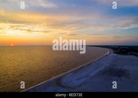 Fort Ft. Myers Beach Florida, Estero Barrier Island, Golf von Mexiko, Luftaufnahme von oben, Sand, Wasser, Sonnenuntergang, FL17092810d Stockfoto