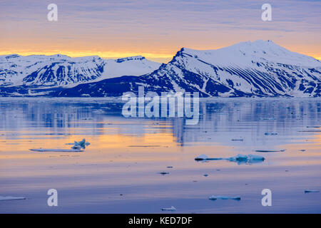 Offshore Blick auf die Berge in ruhiger See Storfjorden wider an der Ostküste in den arktischen Sommer abends Sonnenschein. Spitzbergen Svalbard Norwegen Skandinavien Stockfoto