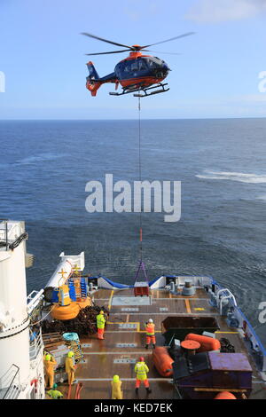 Hubschrauber moving Cargo am Großen Meer Schiff Stockfoto