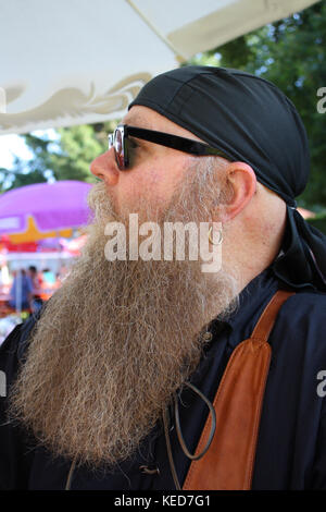 Mann mit langem Bart und Sonnenbrille, Porträt Stockfoto