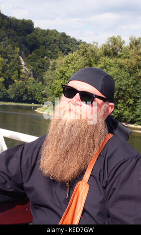 Mann mit langem Bart und Sonnenbrille, Porträt Stockfoto