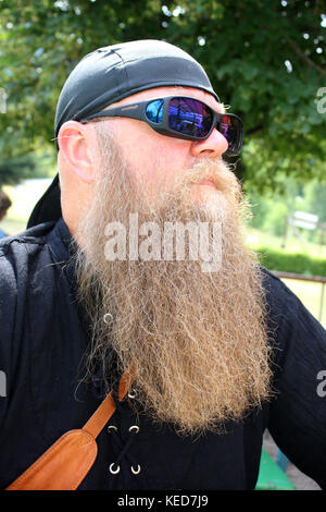 Mann mit langem Bart und Sonnenbrille, Porträt Stockfoto