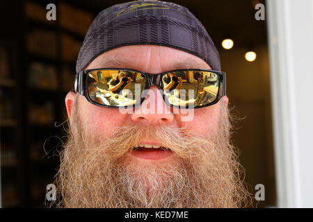 Mann mit langem Bart und Sonnenbrille, lächelt, Porträt Stockfoto
