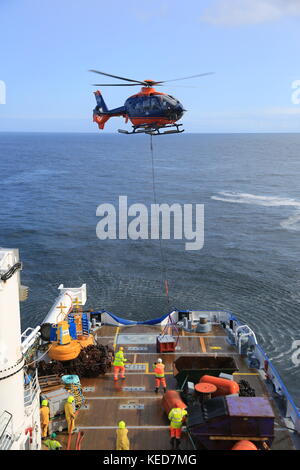 Hubschrauber moving Cargo am Großen Meer Schiff Stockfoto