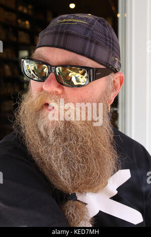 Mann mit langem Bart und Sonnenbrille, lächelt, Porträt Stockfoto