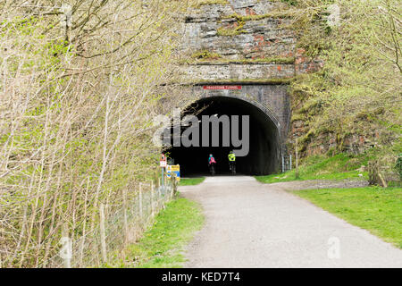 Zwei Radfahrer eingabe Grabstein, Tunnel, monsal Trail, Peak District, Großbritannien Stockfoto