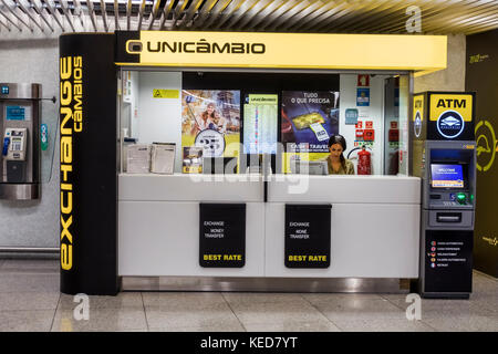 Lissabon Portugal, Flughafen Humberto Delgado, LIS, Flughafen Portela, Geldwechsel, Kiosk, Unicambio, Geldautomat, weibliche Frau, Agent, Geld, cambio, hispanisch, immi Stockfoto